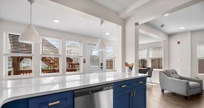 The Octopus House: Stylish 2BR Getaway - Sleeps 6