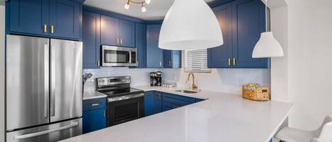 ثلاجة، ميكروويف، فرن، موقد طهي مسطح