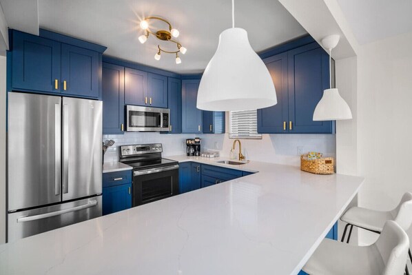 Een koelkast, een microgolfoven, een oven, een kookplaat