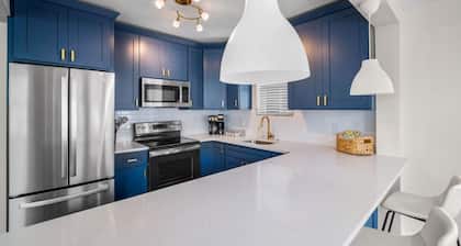 The Octopus House: Stylish 2BR Getaway - Sleeps 6