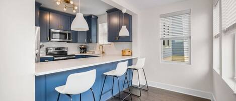 Frigorífic, microones, forn i placa de cuina