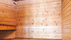 Ein Saunaraum mit Holzwänden und Bänken.