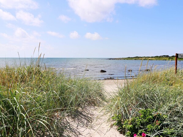 A beach path leading to the sea with a signpost. - 3 Person Holiday Home in Traslovslage (Träslövsläge)