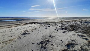 A beach with a clear sky and the sun shining. - 4 Star Holiday Home in Hadsund (Hadsund)