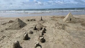 A sandy beach with several sand sculptures and a pyramid structure. - 4 Person Holiday Home in Romo (Rømø)