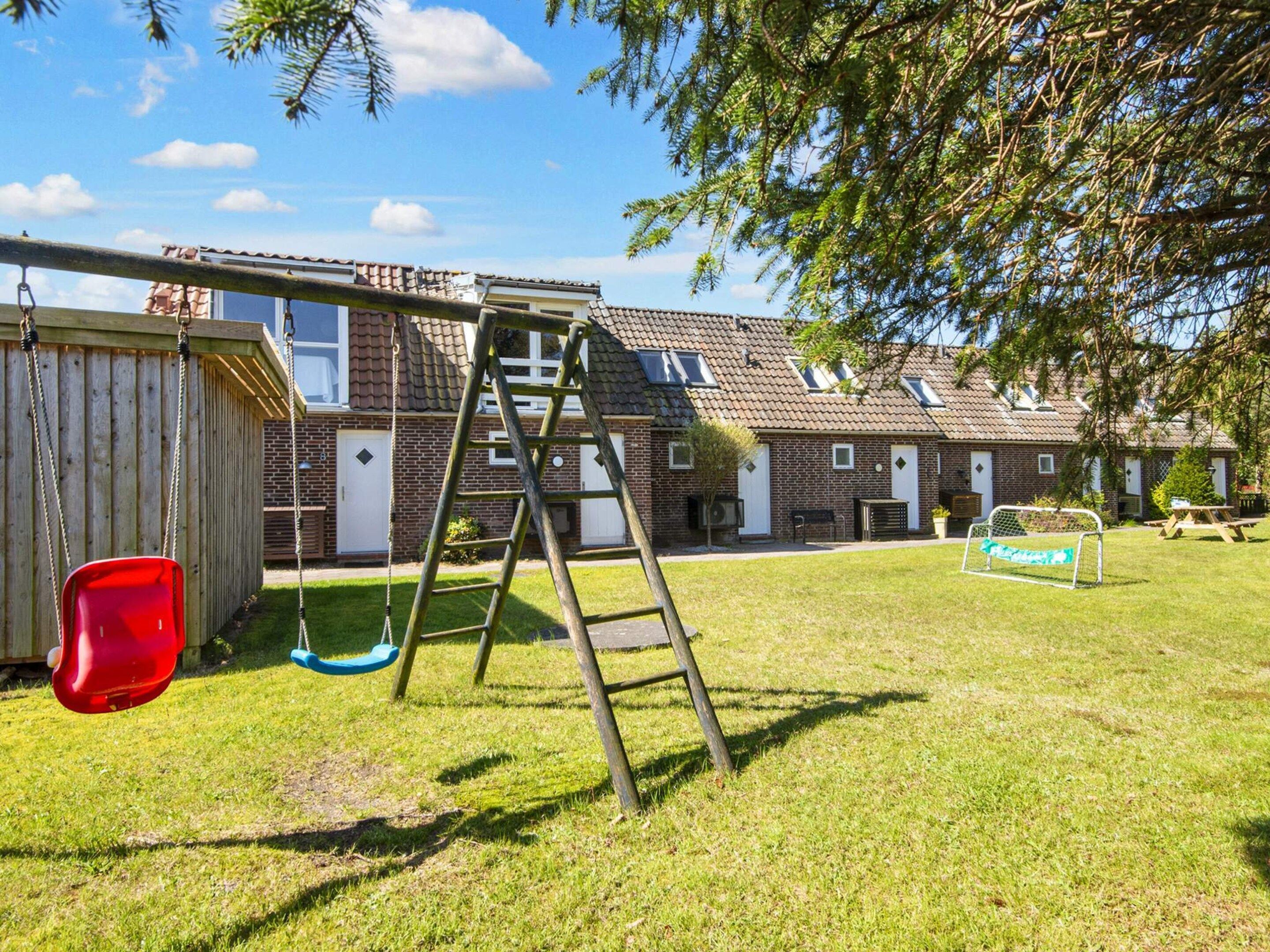 Ein Garten mit Schaukel, Klettergerüst und Fußballtor.