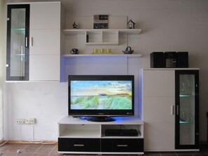 Ovn, vannkoker, brødrister og høy barnestol