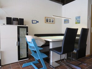 Oven, electric kettle, toaster, high chair - Enno Near the Dike Comfortable Vacation Home (Norden)