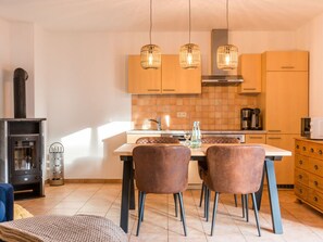 Oven, high chair - Holiday Apartment Coastal Love (Ostseebad Wustrow)