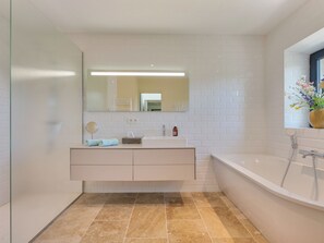 Een douche, een haardroger, handdoeken