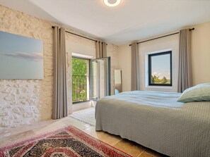 4 slaapkamers, een strijkplank/strijkijzer, reisbedje, wifi