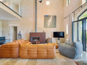 Una televisión, una chimenea