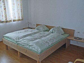 Chalet | 3 bedrooms, bed sheets - Apartment in Aschau Near Ski Lift Kaltenbach (Aschau Im Zillertal)