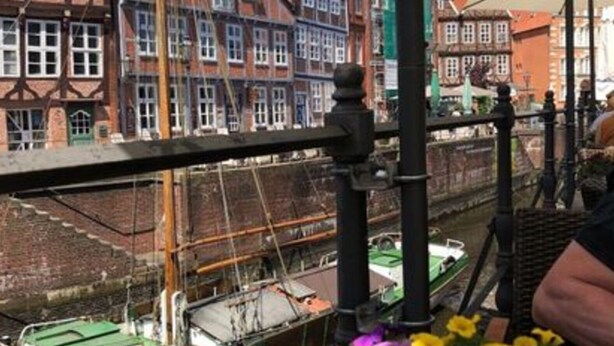A view of a canal with traditional buildings and a boat docked on the left. - Holiday Home Osteland (Estorf)