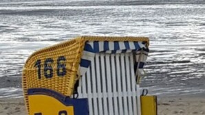 A yellow and blue beachside kiosk with a sign reading "J.V.G." - Holiday Home Osteland (Estorf)