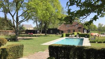 Huis | Zwembad | Een buitenzwembad en een verwarmd zwembad