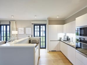 Apartment | Private kitchen | Electric kettle, toaster