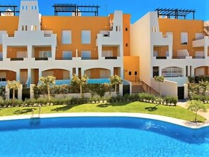 Departamento | Alberca | Alberca techada y alberca al aire libre