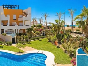 Apartamento | Piscina | Una piscina cubierta, una piscina al aire libre