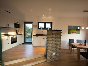 House | Private kitchen | Oven, electric kettle, toaster, cookware/dishes/utensils - Ferienhaus Svala (Brodersby)