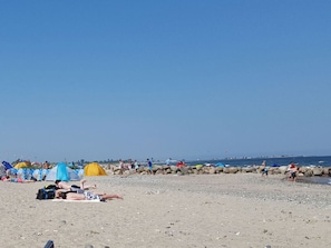 A beach with tents and people sunbathing. - Ferienhaus Svala (Brodersby)