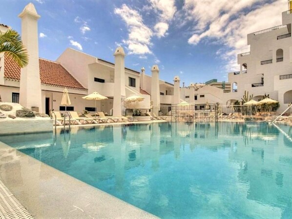 อพาร์ทเมนท์ | สระว่ายน้ำ | สระว่ายน้ำกลางแจ้ง