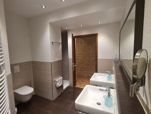 Apartment | Bathroom | Towels - Plush Apartment in Annaberg-buchholz (Annaberg-Buchholz)