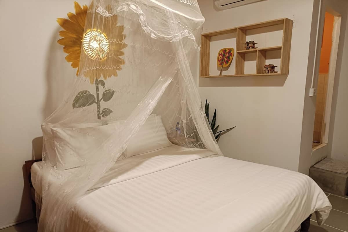 Een bed met hemel, een wandplank met decoratieve objecten, en een plant in pot.