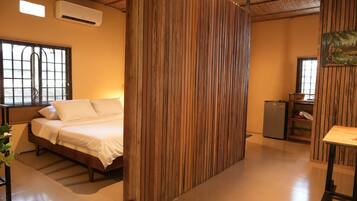 Chambre Deluxe double, 1 chambre, cuisinette, côté jardin | Bureau, espace de travail pour ordinateurs portables
