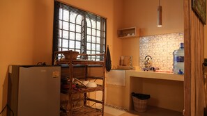 Deluxe tweepersoonskamer, 1 slaapkamer, kitchenette, tuin | 1 slaapkamer, een bureau, een laptopwerkplek, gratis wifi
