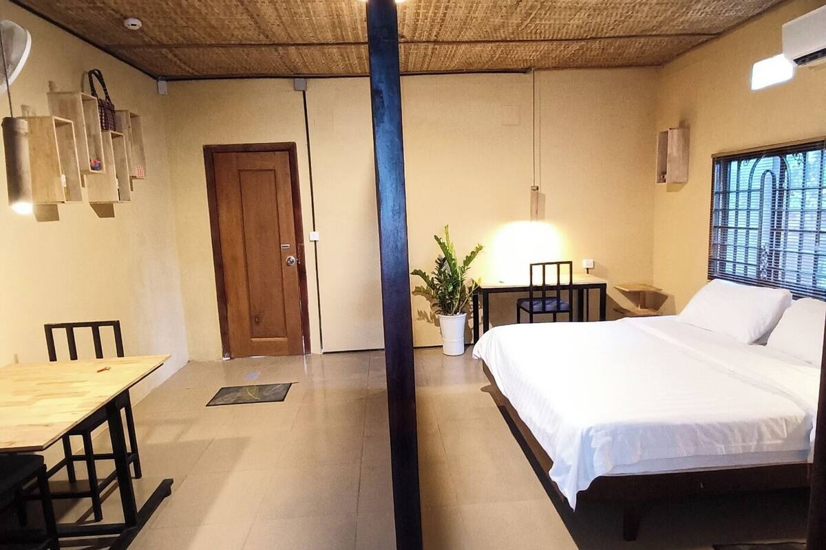 1 bedroom, desk, laptop workspace, free WiFi