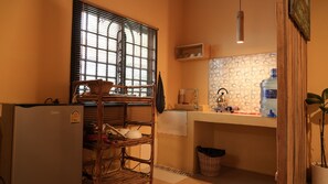 Chambre Double Deluxe, 1 chambre, coin cuisine, côté jardin | Cuisine privée | Batterie de cuisine, vaisselle et ustensiles, serviettes en papier