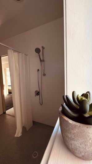 Hair dryer, towels, soap, shampoo - Think beyond expectation, we are here to serve you
Luxury Stay  (Invercargill)