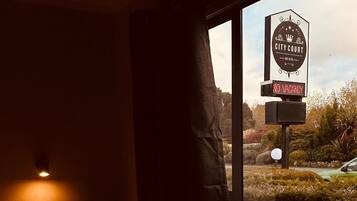 4 Schlafzimmer, Schreibtisch, Bügeleisen/Bügelbrett, WLAN