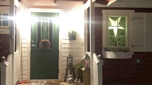 A house entrance with a green door, a lantern, and a star-shaped window decoration. - 7 Person Holiday Home in Nassjo (Nassjo)