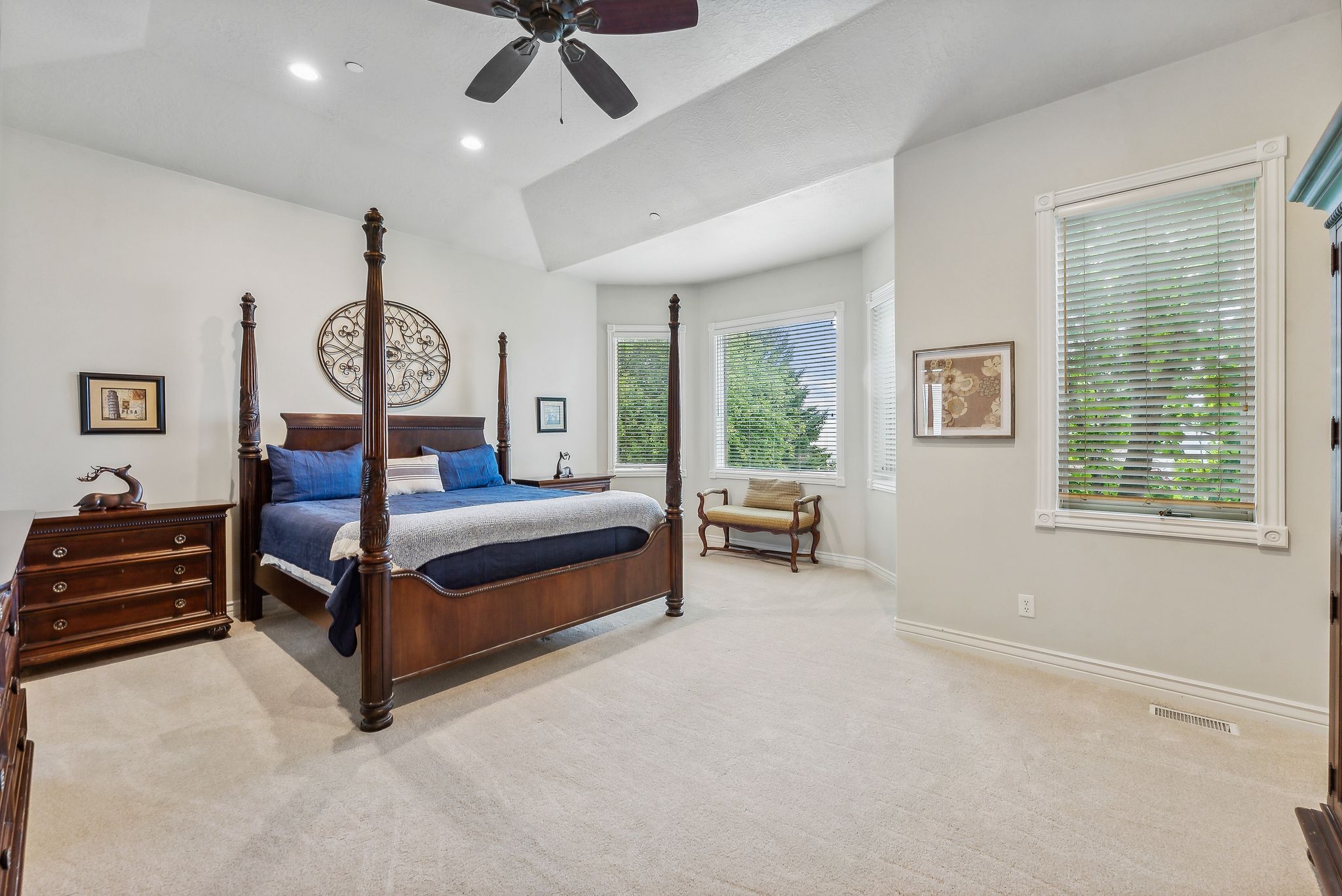 9 多间卧室、办公桌、旅行婴儿床、WiFi