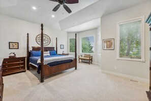 9 Schlafzimmer, Schreibtisch, Reisekinderbett, WLAN