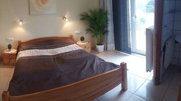 3 bedrooms, individually furnished, iron/ironing board