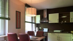 Een moderne keuken met een eethoek.