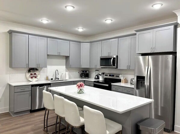 Mikrovågsugn, ugn, spishäll och diskmaskin