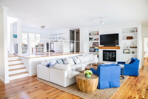 Smart-TV, peis og bøker