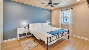 A bedroom with a bed, nightstands, a ceiling fan, and a window with blinds. - Waterfront, King Suite, Fully Stocked, Minutes from New Orleans, Pets Welcome (Barataria)