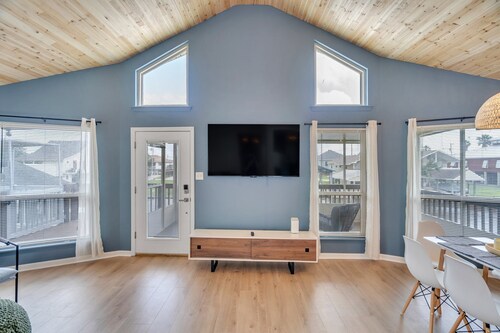 Waterfront, King Suite, Fully Stocked, Minutes from New Orleans, Pets Welcome