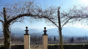 Una entrada con puerta y vista a las montañas al fondo.