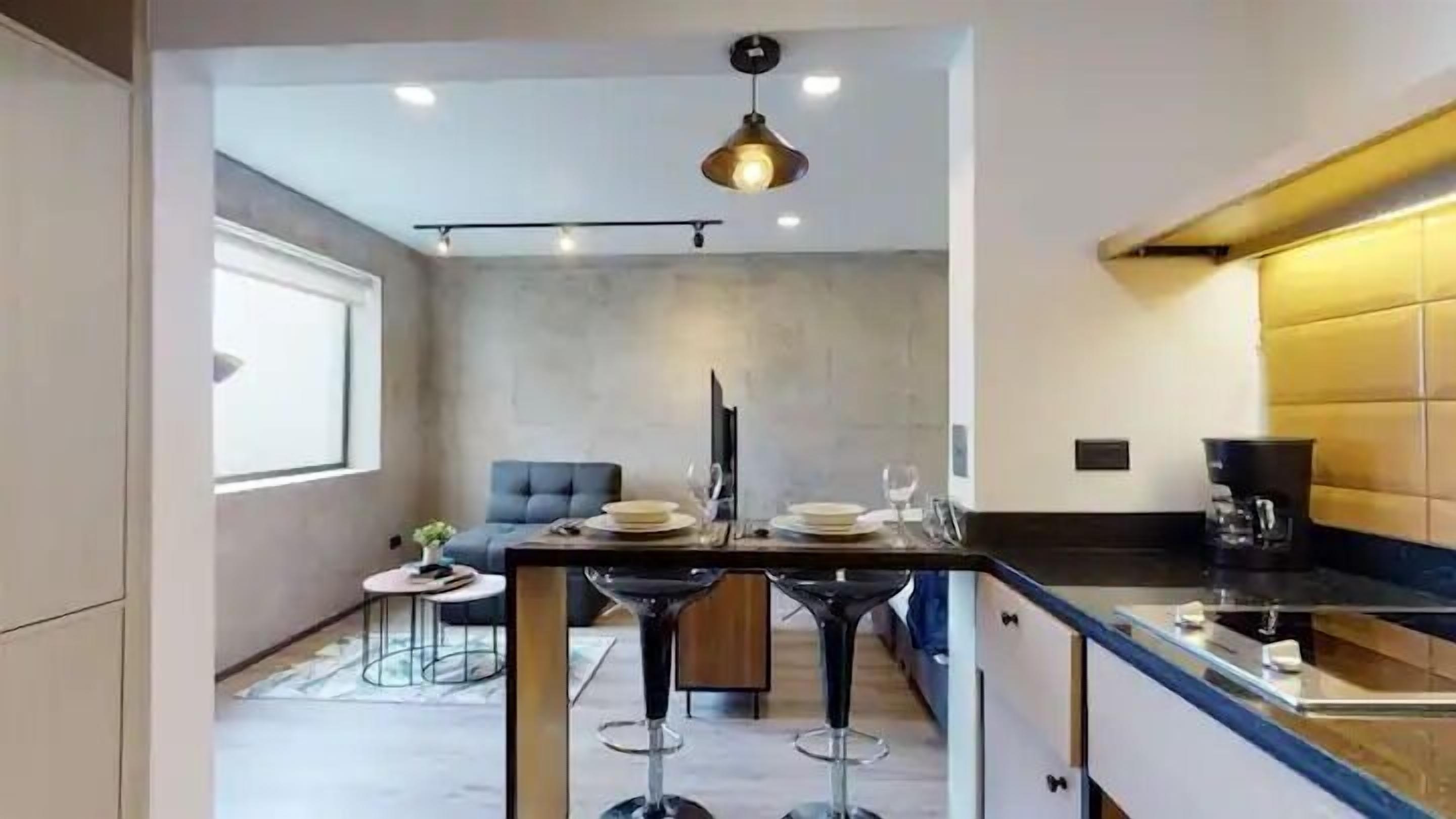 Suite estudio Deluxe | Cocina privada | Refrigerador con congelador, microondas y parrilla de estufa 