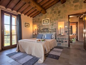 4 bedrooms, individually furnished, iron/ironing board, bed sheets - Spacious Peccioli Villa (Peccioli)