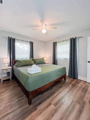 3 室のベッドルーム、デスク、アイロン / アイロン台、旅行用ベビーベッド