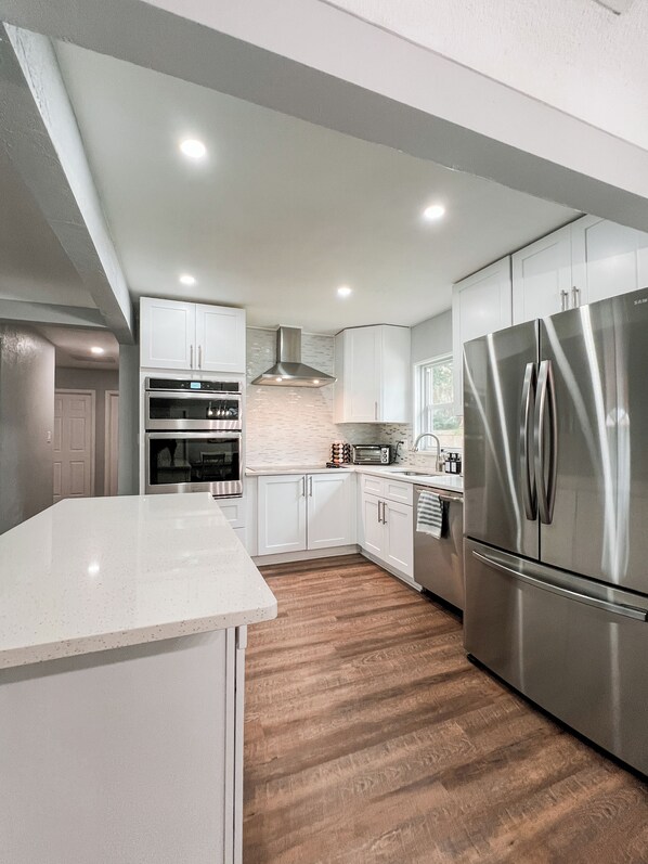 冷蔵庫、電子レンジ、オーブン、コンロ