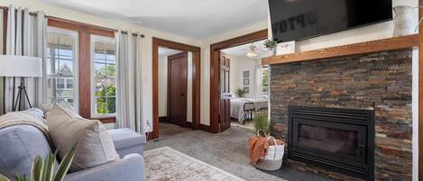 2 عدّة غرف نوم وخزنة داخل الغرفة ومكتب ومكواة/لوح كي