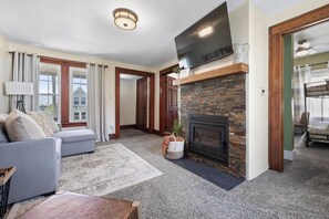 Smart-TV, peis og bøker